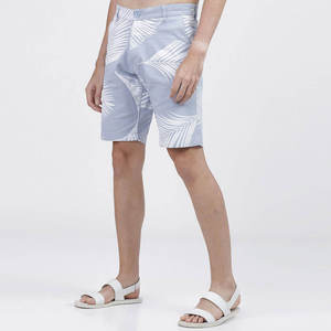 กางเกงขาสั้นลำลองผู้ชายสีเทา ผ้าโพลีเอสเตอร์ 100% ระบายอากาศได้ดี เหมาะสำหรับฤดูร้อน มีเชือกผูกเอว สไตล์สตรีทแวร์ - Product Image 3