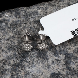 Vente en gros de boucles d'oreilles à clous en or blanc massif 14 carats avec diamants naturels en forme d'étoile, bijoux fins, Memoria Jewels - Product Image 3