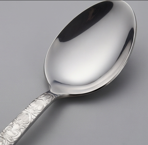 Ensemble de couverts élégants en métal avec poignée ornée, compatibles lave-vaisselle, pour utilisation sur table de mariage, couleur argentée. - Product Image 3