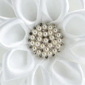Broche de Flor de Perla Blanca, Elegante Pin Floral de Tela, Joyería para Mujer, Accesorio de Moda Premium con Diseño de Pétalos en Capas - Product Image 5