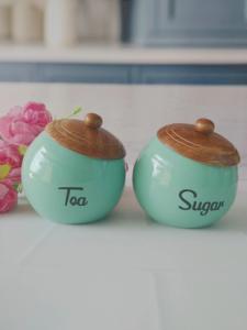 Juego de Recipientes Redondos Retro para Cocina con Tapa de Madera, Acabado Liso y Brillante, Elegante Organizador de Encimera, Contenedor para Té, Café y Azúcar - Product Image 5
