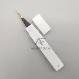 Pince à cils à pointe droite et fine, idéale pour l'isolation des bouquets, couleur noir mat, pointe dorée, avec emballage en tubes plastiques pour cils - Product Image 4