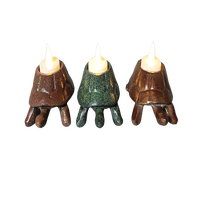 Ces porte-bougies sont soigneusement sculptés en forme de tortue, offrant une stabilité et des finitions naturelles telles que le vert, le brun rougeâtre et le bronze.