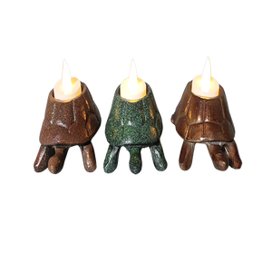 Ces porte-bougies sont soigneusement sculptés en forme de tortue, offrant une stabilité et des finitions naturelles telles que le vert, le brun rougeâtre et le bronze. - Product Image 1
