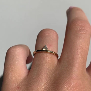 Anillo de compromiso de oro amarillo de 10K con moissanita de corte redondo y engaste de tres piedras, anillo trilogía de oro macizo, pequeño anillo de regalo de amistad - Product Image 2