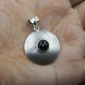 Colgante redondo de plata de ley 925 con ónix negro, hecho a mano, con textura, colgante circular llamativo, joyería minimalista, regalo para mujer - Product Image 4