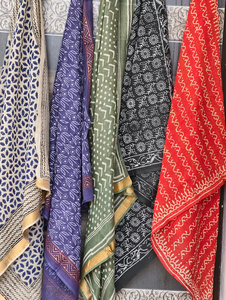 Pañuelo Cuadrado Étnico Floral de Algodón Hecho a Mano Naaz Textile, Estampado a Bloque, Set de Pañuelo para el Cuello y Corbata, Ideal para el Verano, Suave al Tacto - Product Image 4