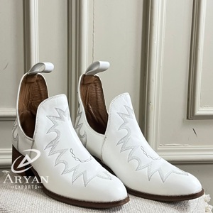 2024 nouveaux chaussons en cuir véritable personnalisés Cowgirl Western porter pour les femmes Western bottines Cowgirl bottes bout pointu chaussons - Product Image 1