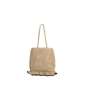 Añade un toque de fantasía a tu guardarropa con este bolso de hilo natural adornado con un precioso ribete de volantes para un look elegante. - Product Image 1