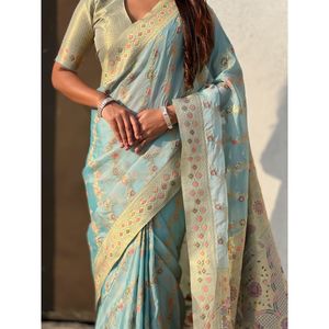 Sari en soie Kora de qualité supérieure, tissé avec des motifs Meenakari et Zari, avec un pallu à imprimé floral fantaisie et une blouse en brocart - Product Image 1