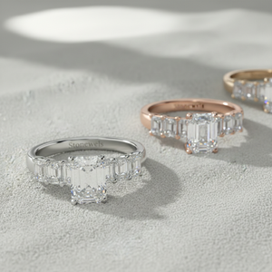 Anillo de Compromiso con Diamante Cultivado en Laboratorio Stonewels, Corte Esmeralda en el Centro, Piedras Laterales en Forma de Baguette, Engaste de Oro de 14K - Product Image 2