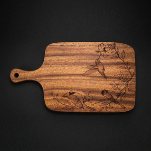 Superbe planche à découper en bois avec poignée, ornée de motifs délicats gravés au laser représentant des oiseaux et des fleurs, idéale pour couper les légumes. - Product Image 2