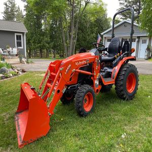 Tracteur compact prêt à l'exportation avec chargeur et pelle rétrocaveuse, mini-tracteur Kubota BX2350 avec chargeur à attache rapide et godet à fixation par broches - Product Image 1