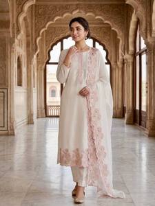 Ensemble Kurta et pantalon en coton brodé blanc avec dupatta pour femme, tenue traditionnelle indienne et pakistanaise, coupe décontractée longueur cheville - Product Image 3