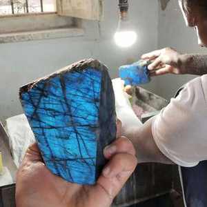 DHORGEMS - Cristal de Labradorita de la Más Alta Calidad, Piedra Lisa Hecha a Mano y Ecológica, Azul Natural para Decoración de Bodas y Hogar - Product Image 2