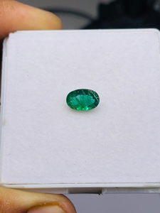 Esmeralda Natural de Zambia, Corte Ovalado, 1.53 Quilates, Gema de Grado AAA, Certificada por IGI, Buena Calidad, Lustre Excelente, Bonito Color Verde - Product Image 4