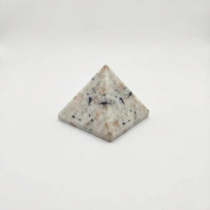 Vente en gros de pierres naturelles faites à la main en agate Muntaha pyramidal de 30-35 mm, cristaux de Reiki en vrac, pierre de soleil de qualité supérieure - Product Image 3
