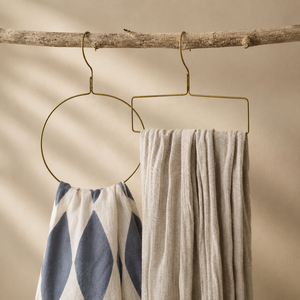 Porte-serviettes mural minimaliste en or avec design circulaire pour rangements de salle de bain - Product Image 1