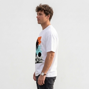 เสื้อยืดกราฟิกสีขาวสำหรับผู้ชาย ลายต้นปาล์มเขตร้อน ทิวทัศน์ภูเขา และลายพระอาทิตย์ตกย้อนยุค สำหรับแฟชั่นสตรีทแวร์ฤดูร้อน - Product Image 2