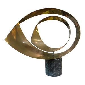 Escultura decorativa de bajo estilo antiguo de lujo con detalles de metal artesanal para la decoración de espacios de alta gama. - Product Image 6