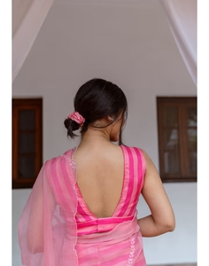 Sari rose en viscose brodé et imprimé à rayures avec chemisier non cousu, idéal pour les fêtes, infroissable et séchage rapide - Product Image 4