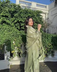 Conjunto de fiesta de diseñador con bordado de zari, hilo y lentejuelas, top de seda Gmy con pantalón palazzo y dupatta, completamente cosido. - Product Image 4