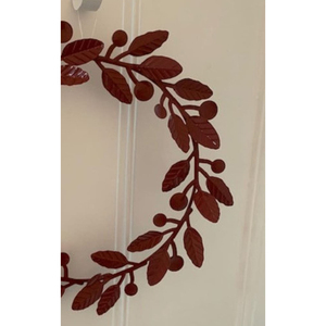 Couronne de feuilles en métal bronze rustique avec des détails de feuillage et des accents de baies, parfaite pour une décoration d'automne ou murale charmante - Product Image 6