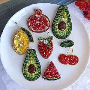 Broche de solapa artesanal con bordado de cuentas y diseño de manzana verde, accesorio decorativo para prendas de mujer, hecho a mano con semillas de vidrio - Product Image 1