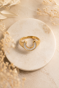 แหวนทองคำ 18K รูปเกือกม้า ประดับเพชร CZ แบบ Baguette สไตล์ Iced Out แหวนนำโชค งานสั่งทำ เครื่องประดับฮิปฮอป ขายส่ง - Product Image 3