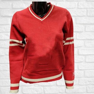 Pull universitaire en chenille à col en V Delta Sigma Theta Sorority - Rouge, broderie personnalisée, tricot unisexe, couleur unie, hiver - Product Image 1