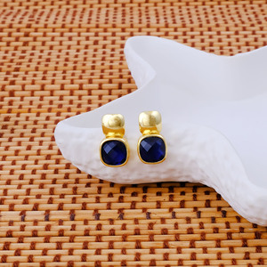 Boucles d'oreilles clous délicates en saphir bleu taille coussin, plaqué or, saphir de septembre, carrées, épaisses, faites à la main, pour femmes R - Product Image 1