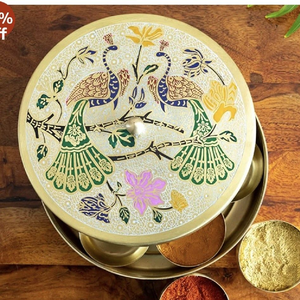 Bandeja redonda plateada con bordes con diseño recortado, centrada en una ilustración detallada de un pavo real azul vibrante, a precios de mayorista. - Product Image 6