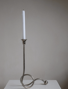 Candelabro Escultural Moderno de Doble Cono con Marco de Metal Cromado y Base de Madera para Decoración de Mesa - Product Image 6