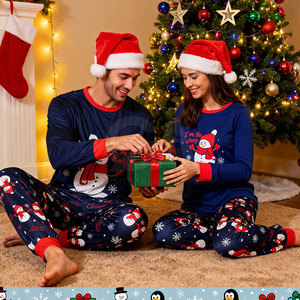 Ensemble de pyjama de Noël unisexe à imprimé neige saisonnier avec tissu confortable pour dormir pendant les fêtes Ensemble de pyjama de Noël unisexe - Product Image 4