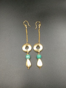 Pendientes de bola chapados en oro de Amaira Jewels, estilo vintage con perlas de imitación, joyería hecha a mano para fiestas de mujer - Product Image 4