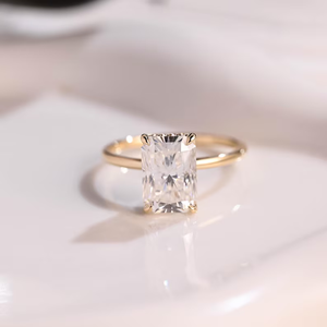 Anillo de Compromiso con Diamante Solitario de 2 Quilates, Corte Radiante, Claridad VS1, Color F, Certificado IGI, Diamante Cultivado en Laboratorio, Oro de 18k, Halo Oculto - Product Image 1