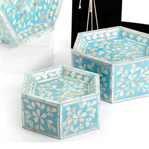 Artesanía de lujo Hermosas cajas de madera cuadradas hechas a mano con diseño de flor de perla madre Material acrílico Uso en el hogar Diferentes diseños - Product Image 1