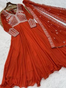 Robe Anarkali élégante et tendance pour femme, en soie zari et broderies, col en V, sans manches, ourlet évasé, longueur au sol, idéale pour les soirées. - Product Image 6