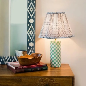 Elegante Lámpara de Mesa con Incrustaciones de Hueso para Proyectos de Interiores de Boutique y Pantalla con Patrón Bohemio para Decoración de Sala de Estar Interior - Product Image 1