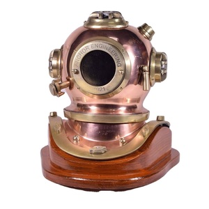 Casque de plongée en cuivre, accent héritage marin pour la décoration nautique, les environnements côtiens et la présentation de collection - Product Image 1