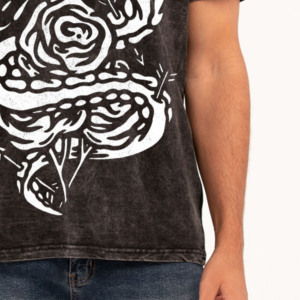 Camiseta de algodón 100% de alta calidad, ecológica, de corte regular, color gris lavado al ácido, para hombre, personalizada por Crew Fitness. - Product Image 3