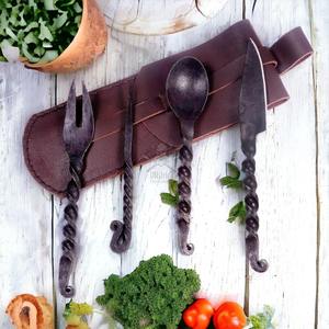 Juego de cubiertos de alta calidad estilo medieval, perfecto para exhibición decorativa en cocinas domésticas y decoración de mesas temáticas, procedente de la India. - Product Image 6