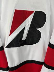 Maillot de hockey sur glace blanc imprimé pour homme, col en V, personnalisable avec le nom de l'équipe, rayures rouges/noires, 100 % polyester, impression par sublimation, coupe athlétique - Product Image 4