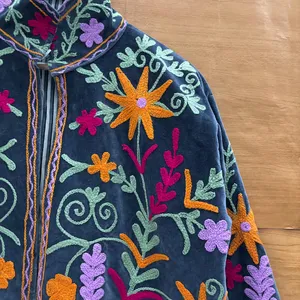 Chaqueta Corta de Terciopelo Gris Oscuro de la Colección Premium para Mujer con Bordado Multicolor - Product Image 2