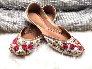 Chaussures Khussa Jutti pakistanaises faites à la main pour femmes, légères, à enfiler, avec broderie ethnique bleue et design tendance 2026 - Product Image 1