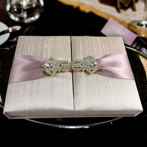 Caja de Invitación de Boda Plegable de Seda Dupioni Rosa Pálido |   Cierre de diamantes de imitación, cinta de satén |   Venta al por mayor, hecho en Tailandia - Product Image 3