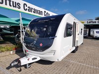 Achetez une nouvelle caravane de voyage tout-terrain à double essieu avec lits triples / Caravane de luxe tout-terrain pour voyages mobiles en Autriche