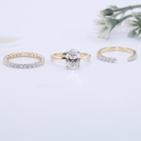 Anillo de compromiso de oro amarillo con diamante ovalado cultivado en laboratorio, juego de tres anillos apilables, anillo de eternidad y banda de boda abierta.