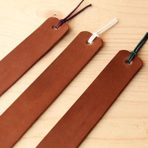 Marcador de página de alta calidad personalizado en cuero con diseño de hoja de arce para amantes de los libros y coleccionistas. - Product Image 3