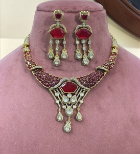 ชุดสร้อยคอทองเหลืองชุบทองคุณภาพพรีเมียมประดับมอยส์ซาไนต์และคุนดัน ดีไซน์หรูหราสำหรับผู้หญิง เหมาะเป็นของขวัญหมั้น ของขวัญวันครบรอบแต่งงาน หรือใส่ไปงานปาร์ตี้ - Product Image 2